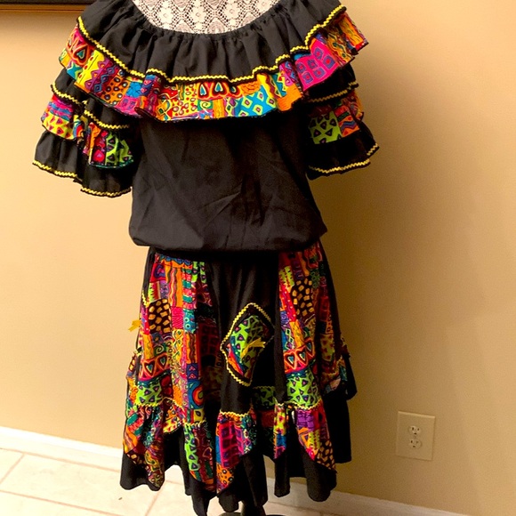 Bundle of 2 High fashion off shoulder top and colorful
skirt - Picture 9 of 9
